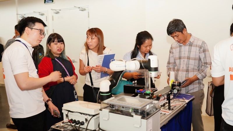 Delegáti si prohlížejí produkty vystavené na veletrhu WISE HCMC+ 2025.