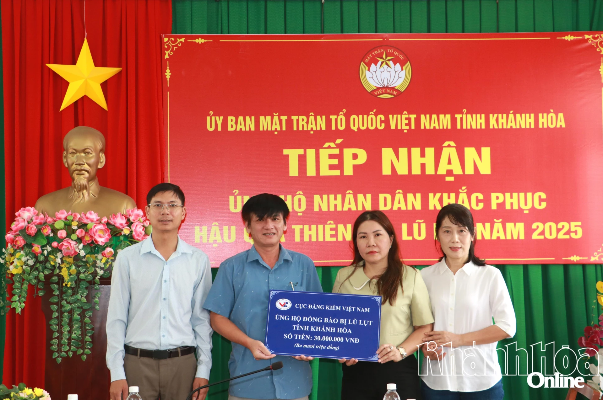 ویتنام پارٹی کے انسپکشن ڈیپارٹمنٹ کے نمائندے نے صوبے کی ویتنام فادر لینڈ فرنٹ کمیٹی کے رہنما کو سیلاب سے متاثرہ علاقوں میں لوگوں کی مدد کے لیے فنڈنگ ​​کا ایک علامتی بورڈ پیش کیا۔