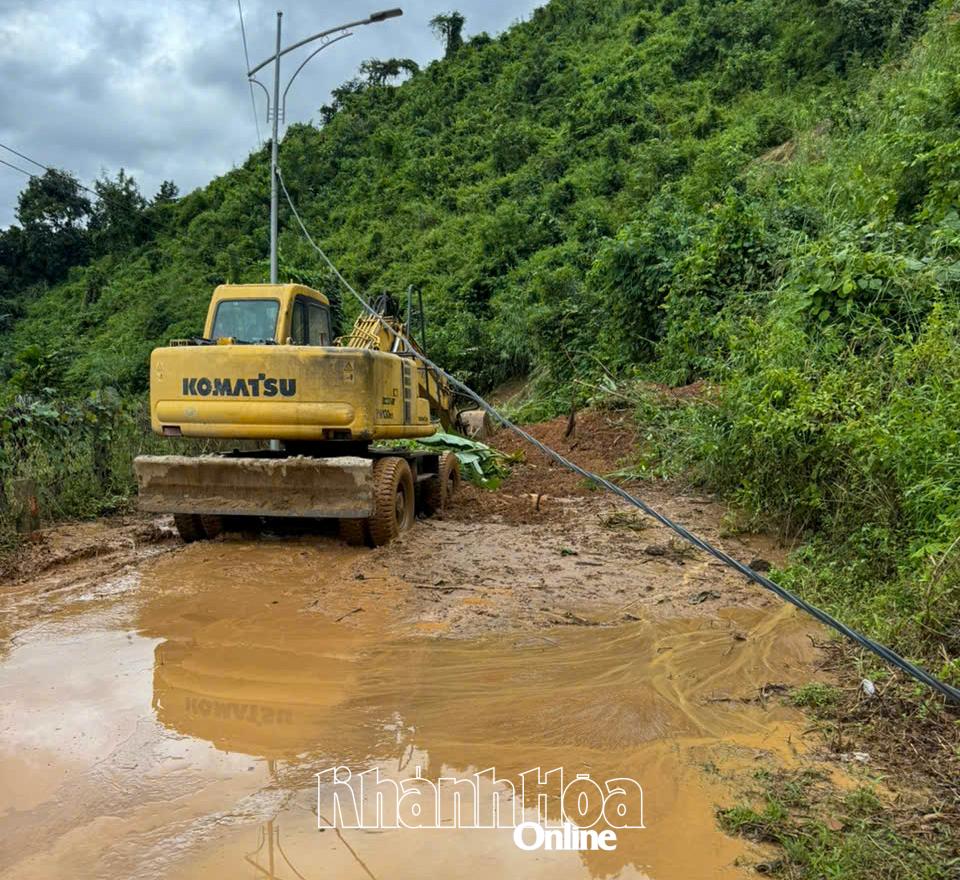 Obecnie Komitet Ludowy Gminy Khanh Son rozpoczyna działania mające na celu stawienie czoła sztormowi nr 15 i złagodzenie skutków ulewnych deszczy i powodzi, które miały miejsce w ostatnich dniach.