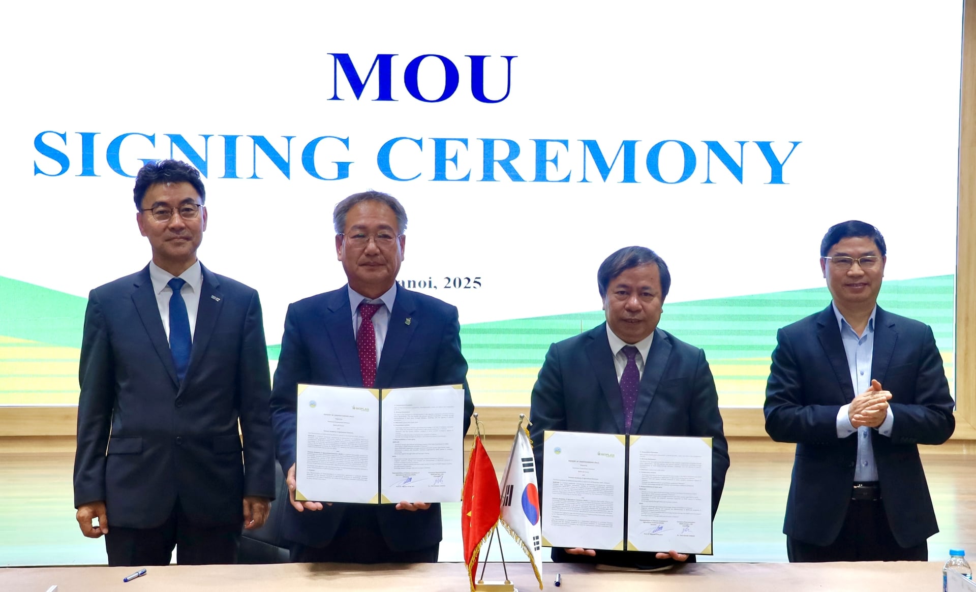 Viện Khoa học Nông nghiệp Việt Nam (VAAS) và Bioplan Co., Ltd. kí biên bản ghi nhớ (MOU). Ảnh: Phương Linh.