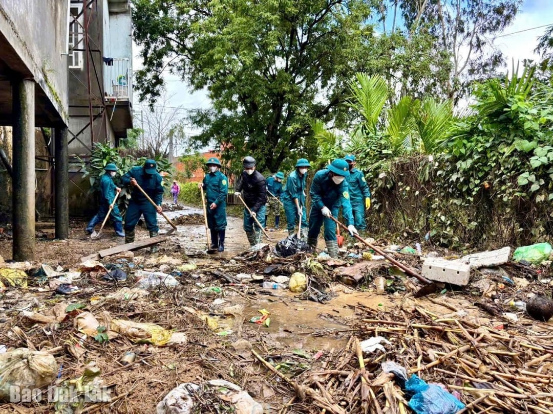 Militsstyrker rydder opp etter flommen i Hoa Son-kommunen