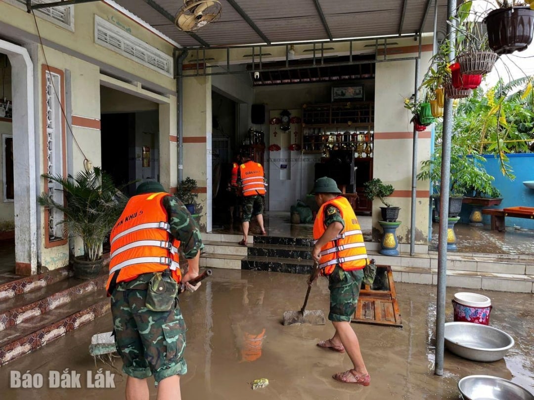 Offiserer og soldater fra de provinsielle væpnede styrkene hjelper folk med å overvinne flomkonsekvensene i kommunen.