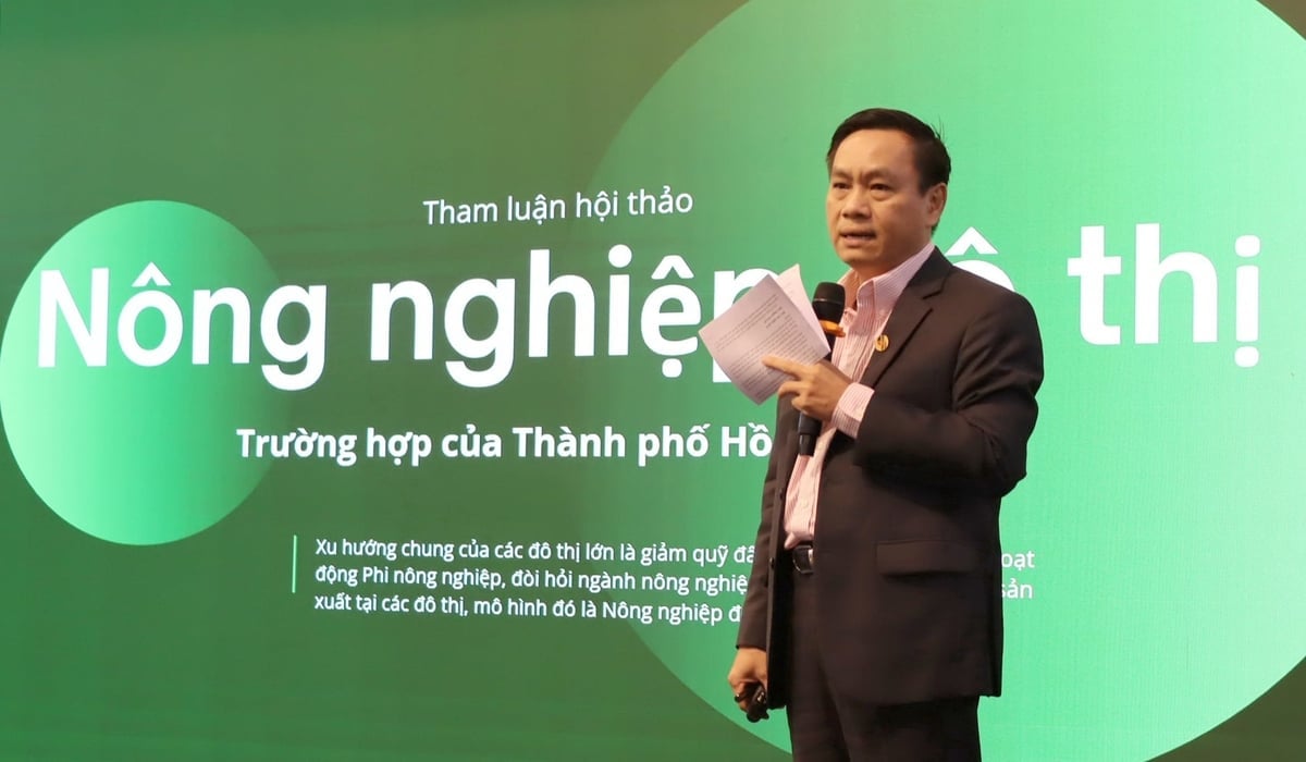 Mr. Ngo Anh Vu, Director of the Ho Chi Minh City Institute of Urban Planning, presented a paper on Agricultural models in large cities - The case of Ho Chi Minh City. Photo: Tuong Tu. Ông Ngô Anh Vũ, Viện trưởng Viện Quy hoạch Xây dựng TP.HCM trình bày tham luận về Mô hình nông nghiệp tại các đô thị lớn - Trường hợp tại TP.HCM. Ảnh: Tường Tú.