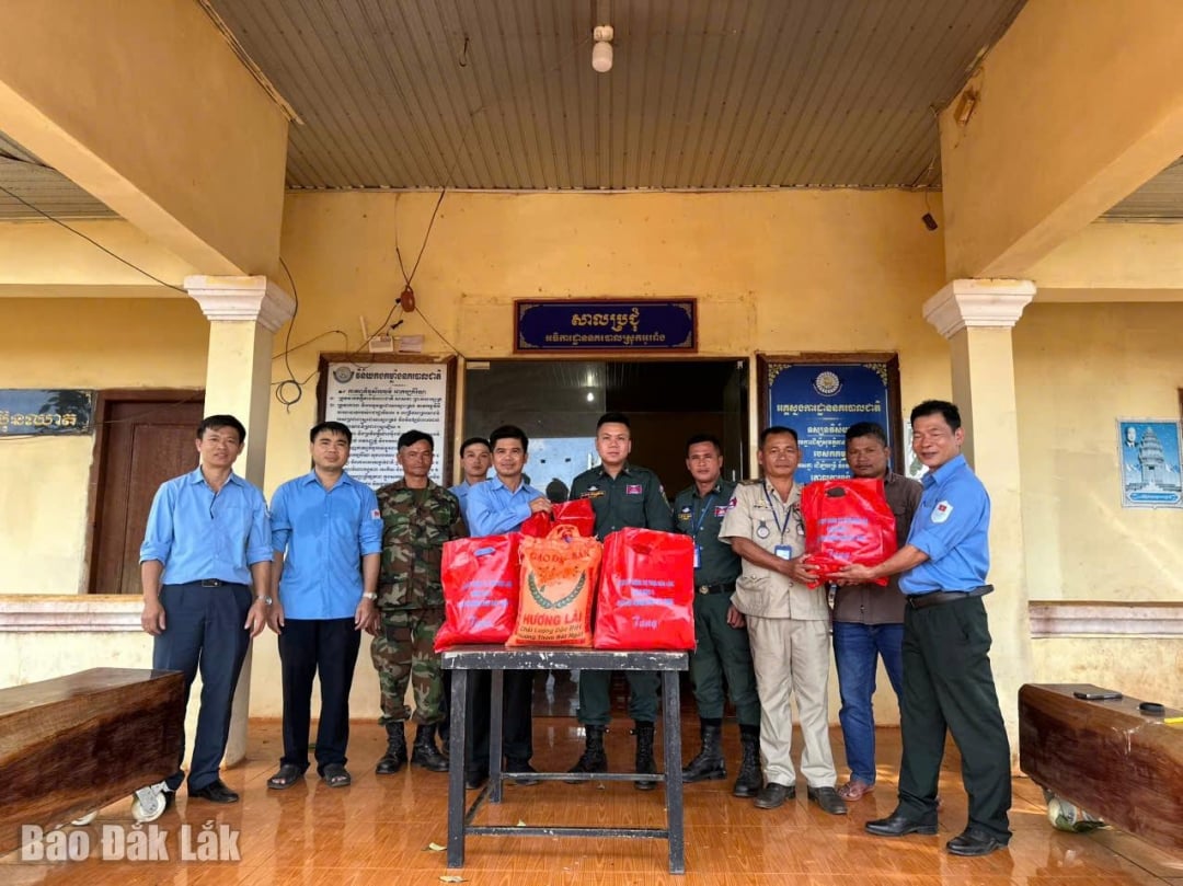 ប្រគល់អំណោយដល់នគរបាលស្រុកអូររាំង។