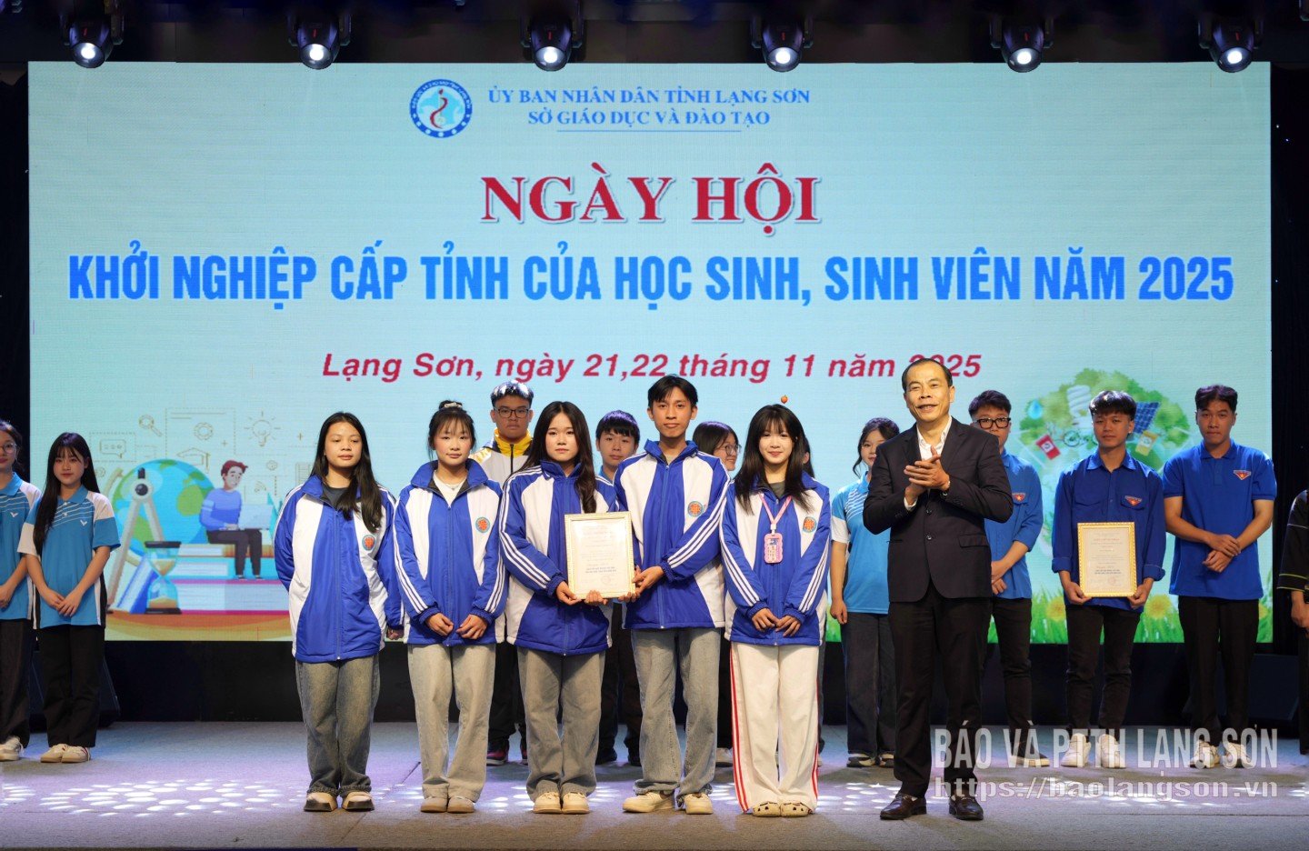 ថ្នាក់ដឹកនាំមន្ទីរអប់រំ និងបណ្តុះបណ្តាល បានផ្តល់រង្វាន់លើកទី១ ដល់ក្រុមនិស្សិតអនុវត្តគម្រោង ថុងដុង Homestay ក្នុងមហោស្រព Startup ថ្នាក់ខេត្ត សម្រាប់និស្សិតឆ្នាំ ២០២៥។