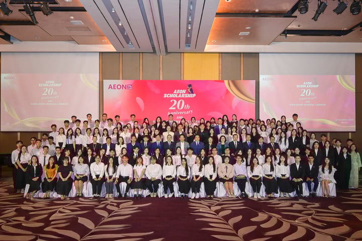 イオン1%奨学金授賞式が11月22日に開催され、イオンベトナムが若い世代を育成する一連のプログラムを通じて若い世代に寄り添ってきた20年間の歩みを記念しました。