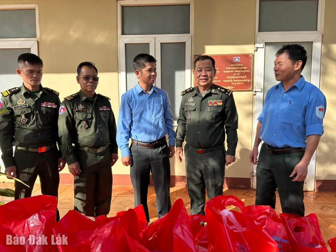 ទៅអនុតំបន់យោធាខេត្តមន