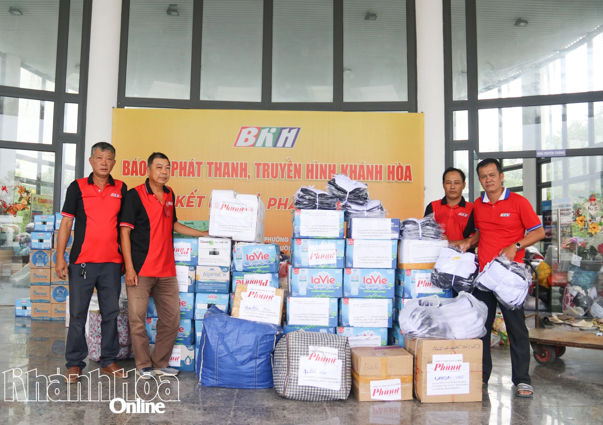 Ziarul și posturile de radio și televiziune Khanh Hoa au primit uniforme și rechizite școlare trimise de Ziarul Femeilor din Ho Chi Minh City pentru a sprijini elevii din zonele afectate de inundații.