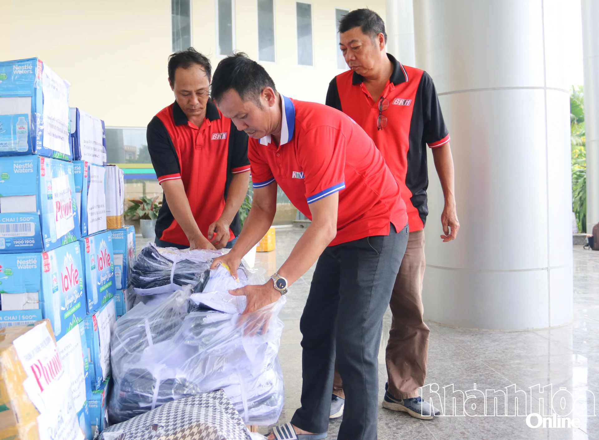 Uniformele școlare sunt aranjate și distribuite pentru a fi oferite elevilor din școli.