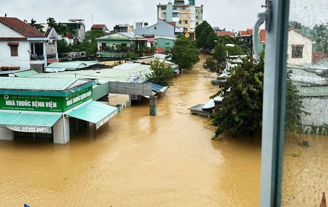 Vừa thoát cảnh cô lập, bệnh viện vùng lũ lập tức hướng về vùng thiên tai- Ảnh 6.