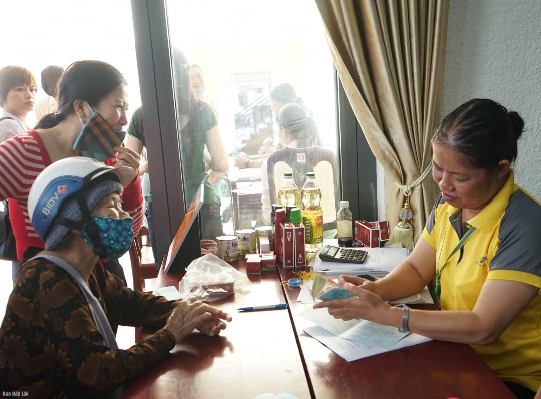 Staf Kantor Pos membayar uang pensiun dan tunjangan sosial secara tunai kepada penerima manfaat. Foto ilustrasi