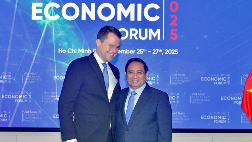 Premier Pham Minh Chinh en directeur van het Wereld Economisch Forum (WEF) Stephan Mergenthaler. (Foto: THANH GIANG)