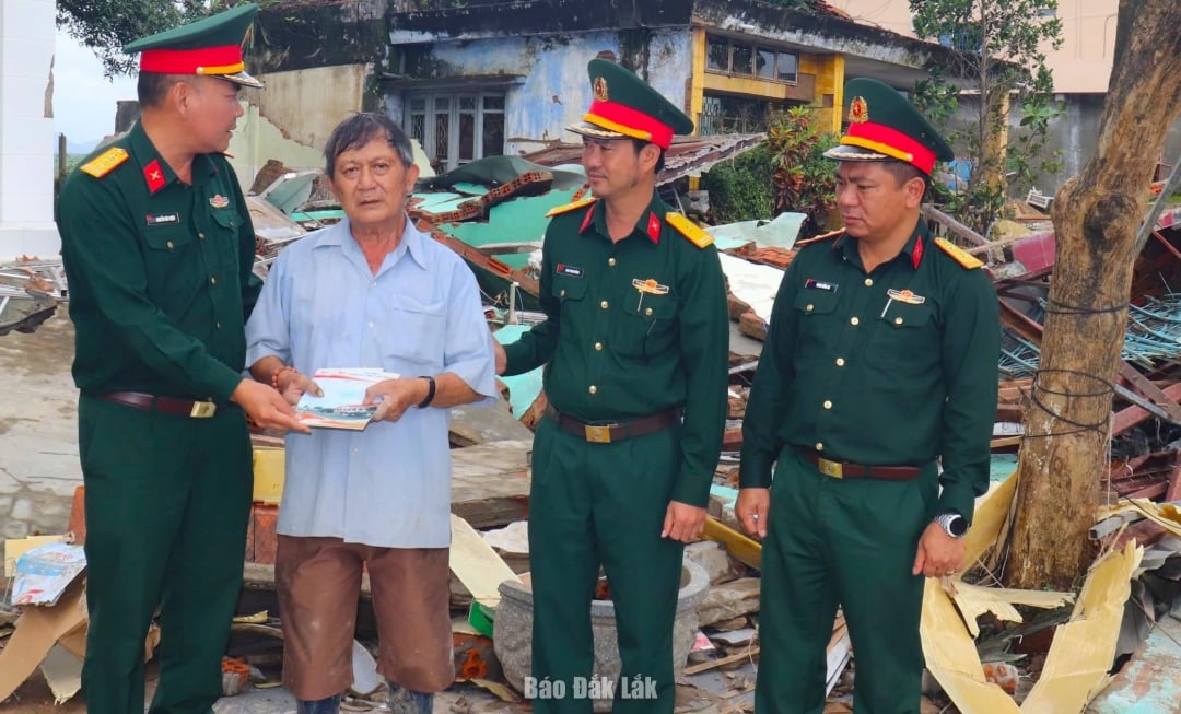 সন হোয়া কমিউনে যাদের ঘরবাড়ি ভেঙে পড়েছে তাদের সহায়তার জন্য কর্মী গোষ্ঠী উপহার দিয়েছে।