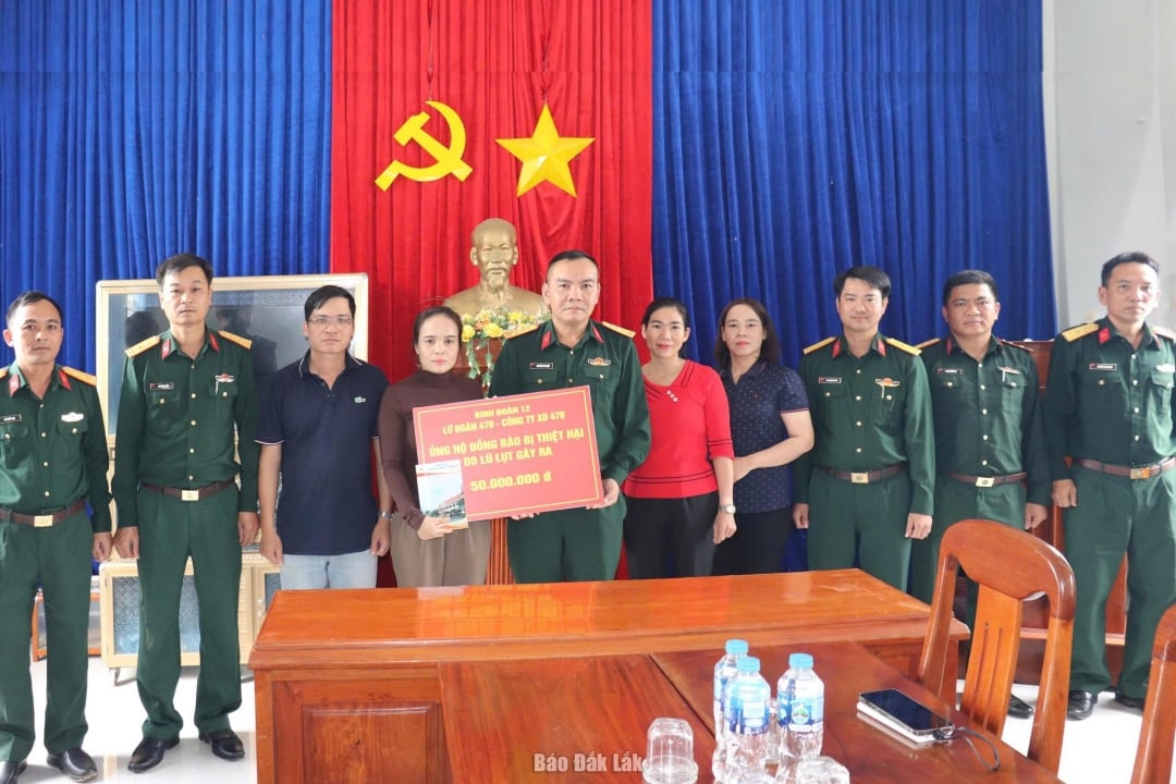 কর্মরত প্রতিনিধিদল হোয়া থিন কমিউনে সহায়তার উপহার প্রদান করে।