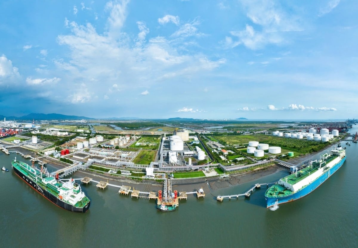ឃ្លាំងស្តុកទំនិញកំពង់ផែ PV GAS VUNG TAU ដ៏ធំដែលមានផ្ទៃដីជាង 40 ហិកតា មានសមត្ថភាពទទួលបាន 'នាវាទំនើប' ដែលផ្ទុក LNG ដែលមានសមត្ថភាពរហូតដល់ 100,000 DWT ។ រូបថត៖ PV GAS ។ Tổ hợp kho cảng PV GAS VUNG TAU rộng lớn với diện tích hơn 40ha, có khả năng đón nhận những 'siêu tàu' chở LNG trọng tải lên đến 100.000 DWT. Ảnh: PV GAS.
