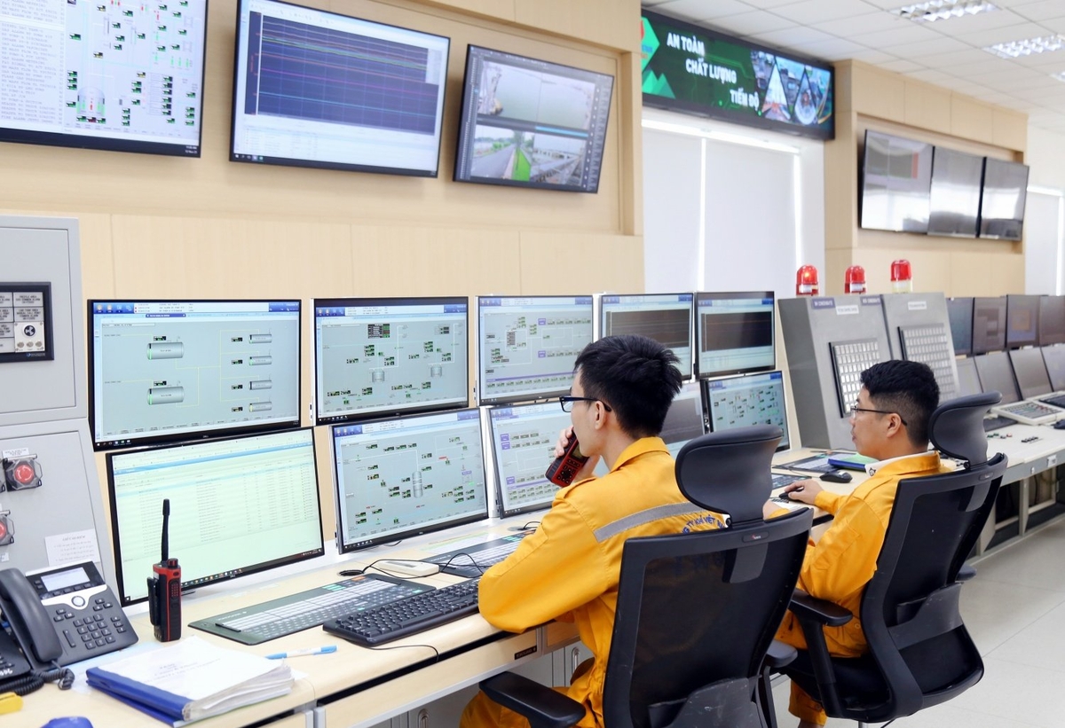 បន្ទប់ត្រួតពិនិត្យកណ្តាលគឺជាកន្លែងដែលមានកំហាប់ខ្ពស់។ រូបថត៖ PV GAS ។ Phòng điều khiển trung tâm là không gian của sự tập trung cao độ. Ảnh: PV GAS.