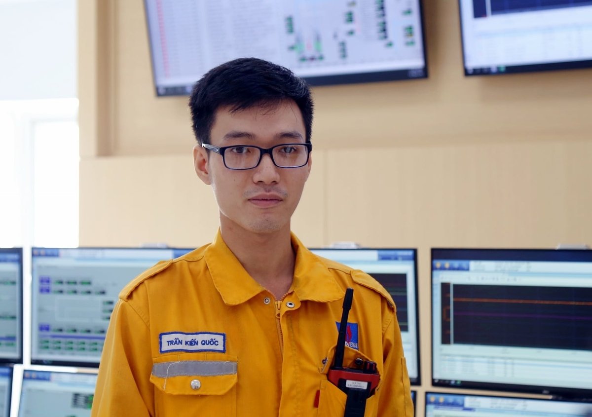 លោក Tran Kien Quoc - វិស្វករបច្ចេកវិជ្ជា៖ នេះគឺជាគម្រោង LNG ទីមួយនៅវៀតណាម ដែលជាចំណុចរបត់ដ៏សំខាន់មួយសម្រាប់ឧស្សាហកម្មថាមពលជាតិ ដូច្នេះសម្រាប់គាត់ ភារកិច្ចនេះគឺជាបញ្ហាប្រឈមដ៏ធំមួយដែលពោរពេញដោយសម្ពាធ និងជាឱកាសដ៏មានតម្លៃក្នុងការអភិវឌ្ឍជំនាញ និងប្រមូលបទពិសោធន៍ជាក់ស្តែង។ រូបថត៖ PV GAS ។ Anh Trần Kiến Quốc – kỹ sư công nghệ: Đây là dự án LNG đầu tiên của Việt Nam, đánh dấu bước ngoặt lớn của ngành năng lượng quốc gia, nên đối với anh, nhiệm vụ này vừa là một thử thách lớn đầy áp lực, vừa là cơ hội quý giá để phát triển chuyên môn và tích lũy kinh nghiệm thực tế. Ảnh: PV GAS.