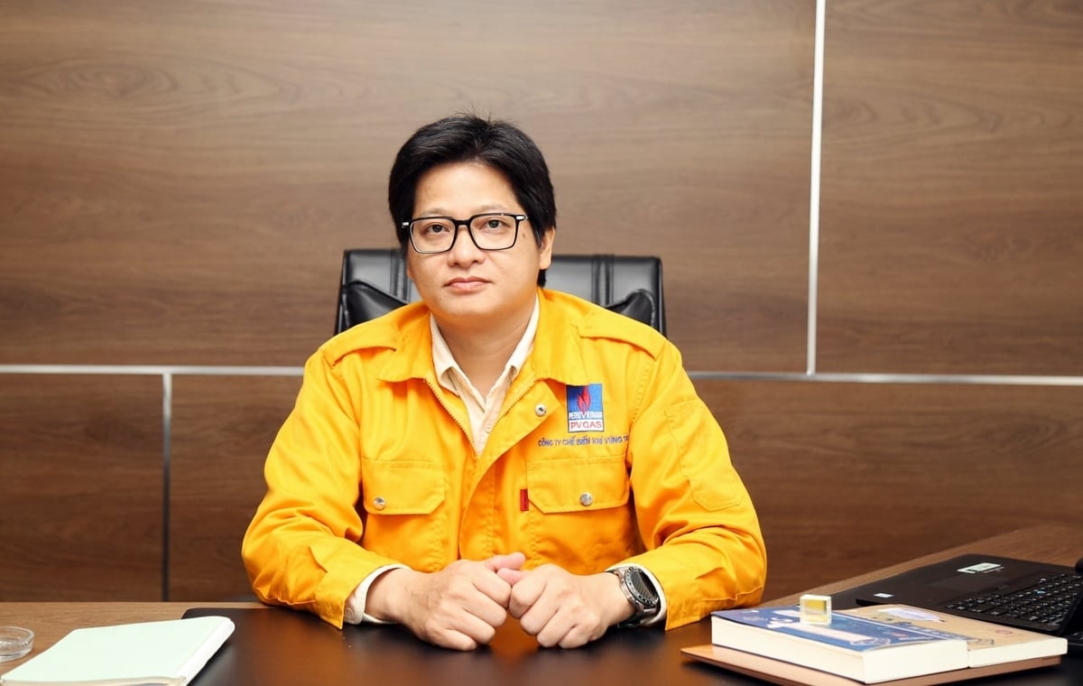 លោក Pham Nguyen Quoc Cuong - អ្នកគ្រប់គ្រងឃ្លាំង PV GAS VUNG TAU Port Warehouse៖ ជាមួយនឹងធនធានដែលមានស្រាប់ ឃ្លាំង PV GAS VUNG TAU Port មានសមត្ថភាពពេញលេញក្នុងការពង្រីកសេវាកម្មបច្ចេកទេសផ្សេងទៀត ដូចជាការចាត់ចែងសម្រាប់គម្រោងថ្មី ឬប្រឹក្សាលើការកសាងប្រព័ន្ធគ្រប់គ្រង O&M សម្រាប់ឃ្លាំង LNG ថ្មីទាំងស្រុង។ រូបថត៖ PV GAS ។ Anh Phạm Nguyễn Quốc Cường - Quản đốc Kho cảng PV GAS VUNG TAU: Với nguồn lực hiện có, Kho cảng PV GAS VUNG TAU hoàn toàn đủ năng lực mở rộng sang các dịch vụ kỹ thuật khác như: chạy thử (commissioning) cho các dự án mới, hay tư vấn xây dựng hệ thống quản lý O&M cho một kho LNG hoàn toàn mới. Ảnh: PV GAS.