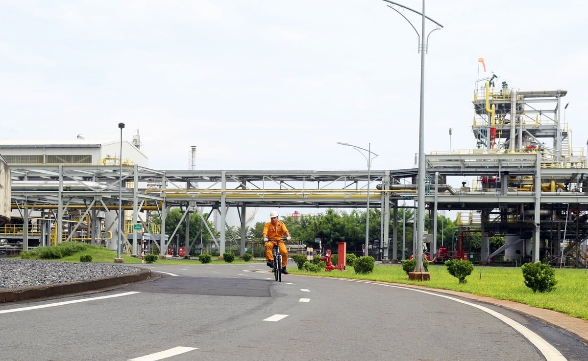 វិស្វករប្រតិបត្តិករដើរល្បាតក្នុងឃ្លាំងកំពង់ផែនៅលើកង់។ រូបថត៖ PV GAS ។ Kỹ sư vận hành đạp xe tuần tra trong kho cảng. Ảnh: PV GAS.