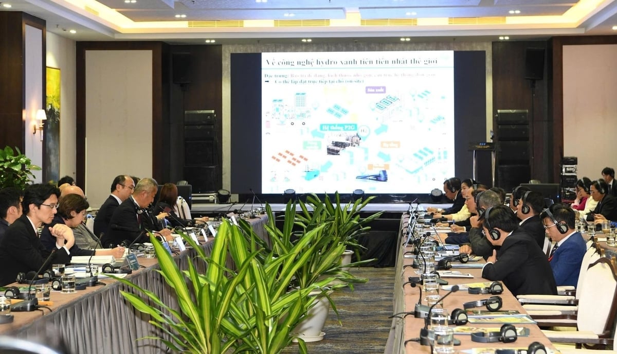 តំណាងតំបន់ជប៉ុនបានណែនាំបទពិសោធន៍ និងដំណោះស្រាយដែលកំពុងត្រូវបានអនុវត្តទាក់ទងនឹងការបន្សាំទៅនឹងការប្រែប្រួលអាកាសធាតុ។ រូបថត៖ Trung Nguyen។ Đại diện các địa phương của Nhật Bản đã giới thiệu những kinh nghiệm, giải pháp đang triển khai liên quan đến thích ứng biến đổi khí hậu.Ảnh: Trung Nguyên.