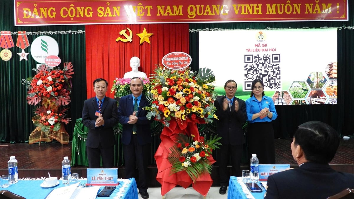 Công đoàn Cao su Việt Nam tặng lãng hoa chúc mừng đại hội. Ảnh: Trường Ngữ.