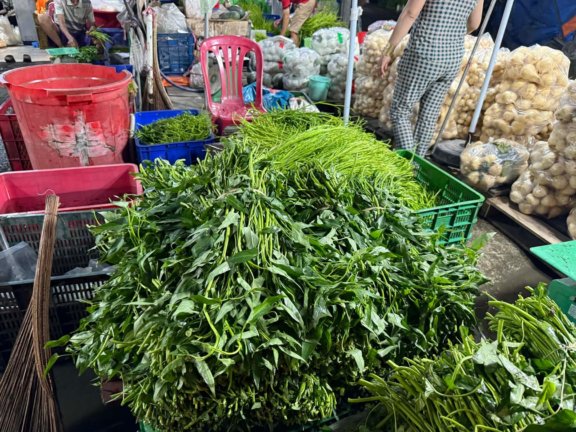 បញ្ជរបន្លែ និងផ្លែឈើនៅក្នុងផ្សារទំនើបត្រូវបានរៀបចំយ៉ាងស្អាត និងមានស្តុកយ៉ាងពេញលេញ។