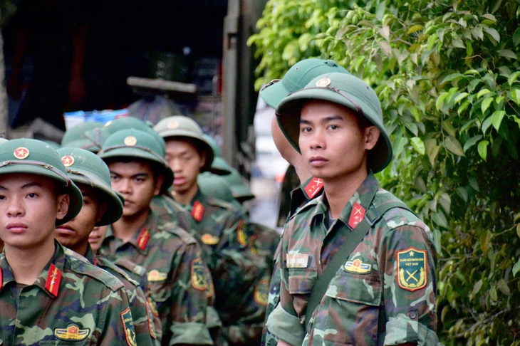 Nhà ngập ngụa bùn sau lũ lịch sử, trung úy quân đội chọn 'dọn nhà dân xong mới về dọn nhà mình' - Ảnh 1.