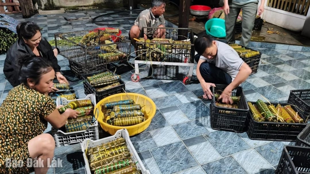 Los pasteles contienen el amor de la gente de la comuna de Ea Sup y se envían a la gente de las comunas orientales.
