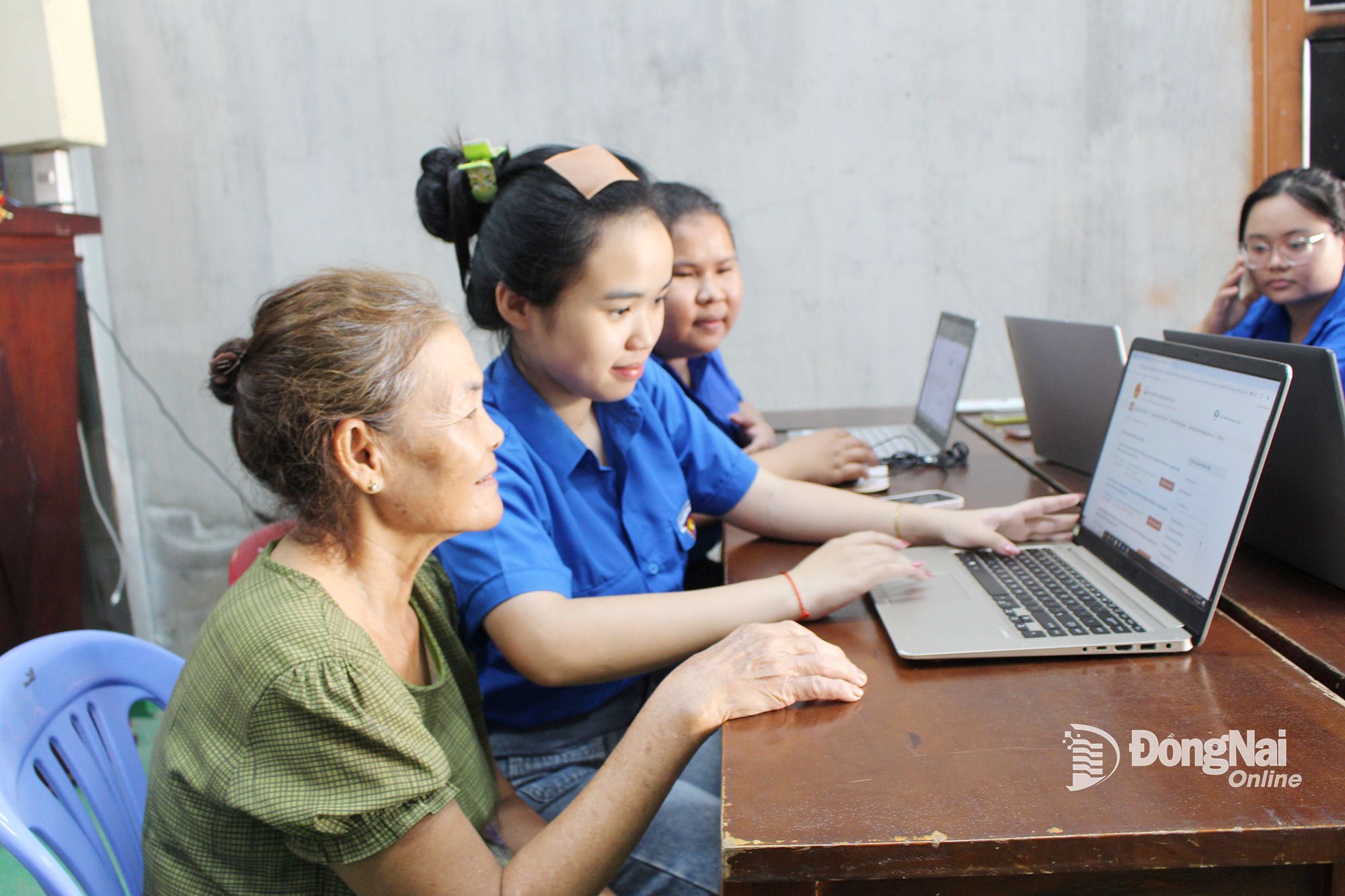 ប្រជាជនក្នុងវួដ Phuoc Tan ទទួលបានការគាំទ្រពីសមាជិកសហជីព និងយុវជន ដើម្បីអនុវត្តនីតិវិធីរដ្ឋបាល។ រូបថត៖ ហូ ថាវ