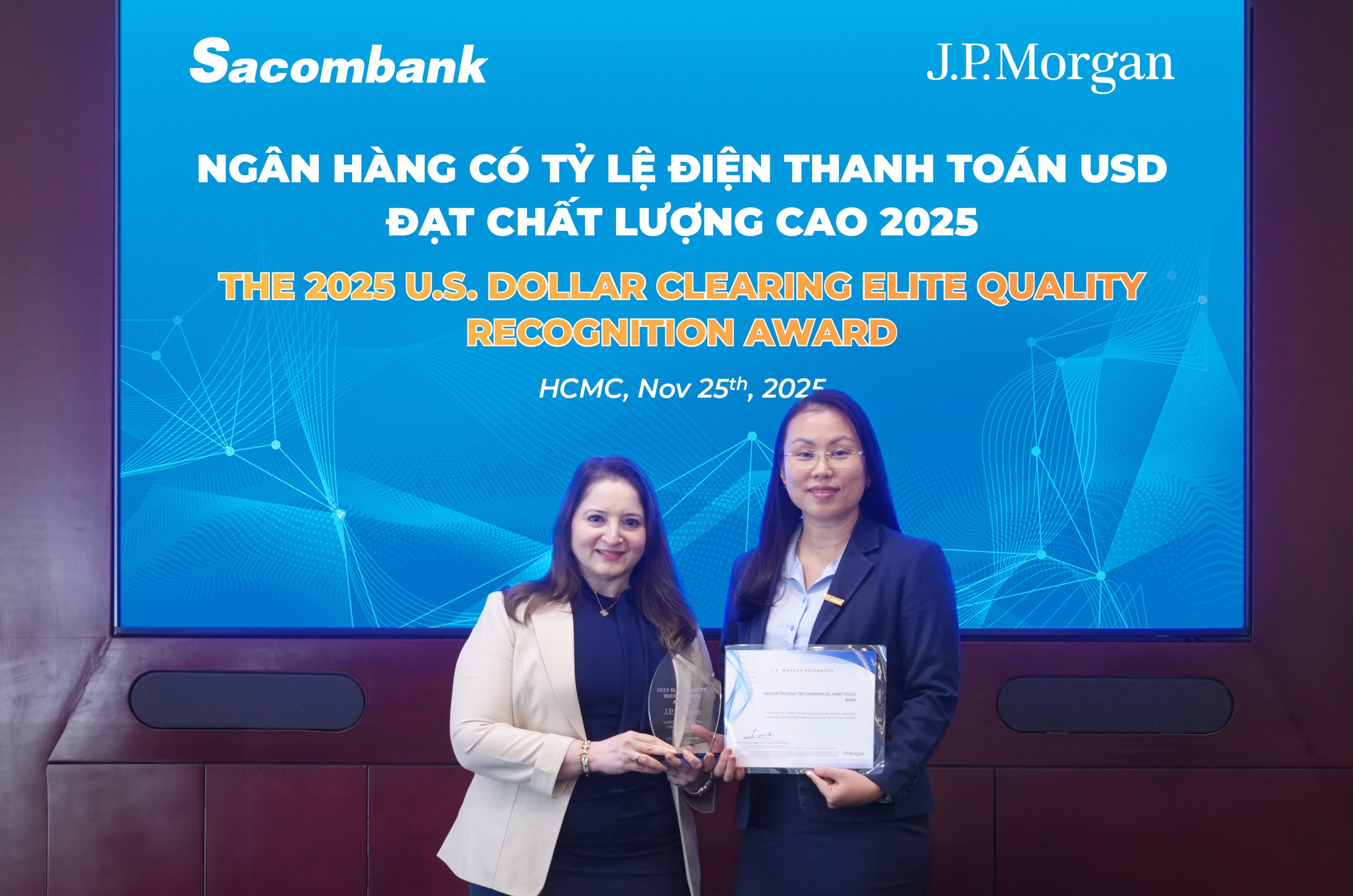 តំណាង Sacombank – លោកស្រី Tran Thi Ngoc Huong នាយករងប្រតិបត្តិការ (ស្តាំ) បានទទួលពានរង្វាន់ “ពានរង្វាន់ការទទួលស្គាល់គុណភាពប្រាក់ដុល្លារអាមេរិកឆ្នាំ 2025” ពីតំណាងក្រុមហ៊ុន J.P.Morgan ។