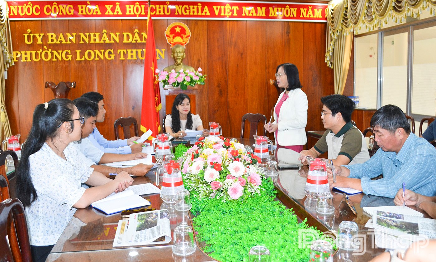Vedoucí představitelé rozhlasu a televize Dong Thap spolupracují s Phuong Long Thuanem a Xa Tan Hoa.