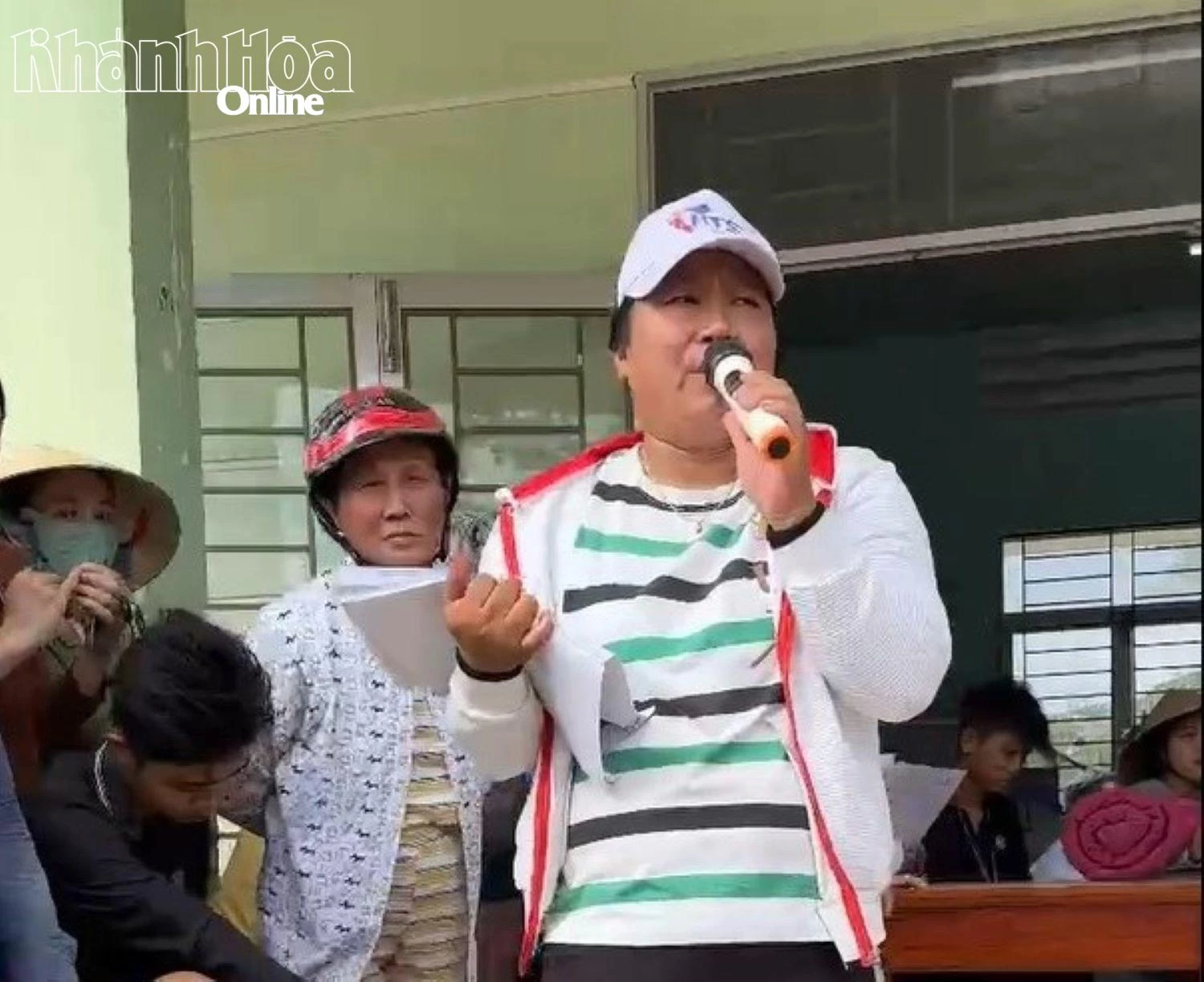 A 4. falu elöljárója a viharelhárítási munkálatokat népszerűsíti a lakosság körében.