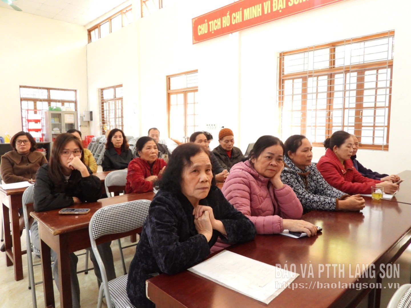 परियोजना से प्रभावित परिवार सम्मेलन में भाग लेते हैं