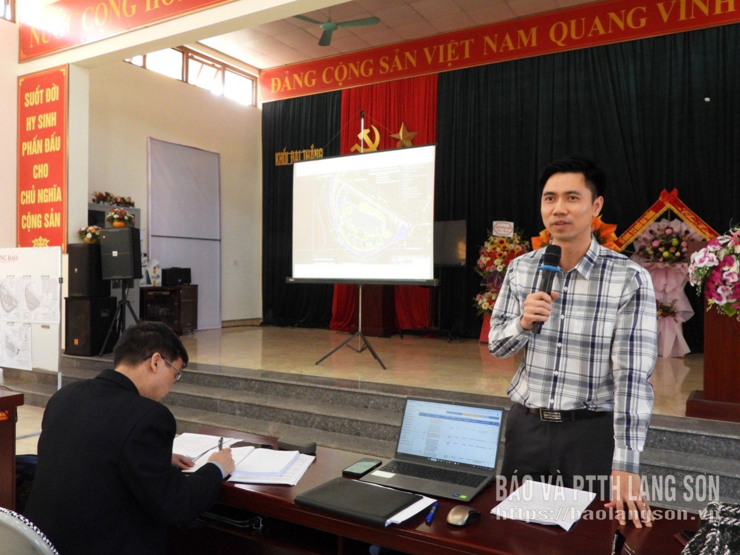 शहरी भूमि विकास शाखा के प्रतिनिधि ने प्रभावित परिवारों की राय ली