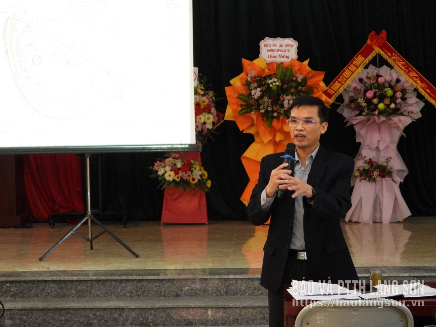 लुओंग वान ट्राई वार्ड की जन समिति के प्रतिनिधि ने वार्ड द्वारा वर्तमान में प्रबंधित पुनर्वास भूमि निधि के बारे में प्रश्नों के उत्तर दिए।