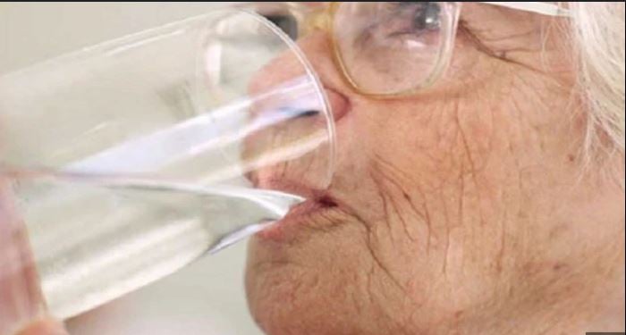 Yaşlılarda ağız kuruluğu, nasıl giderilir? - Fotoğraf 1.