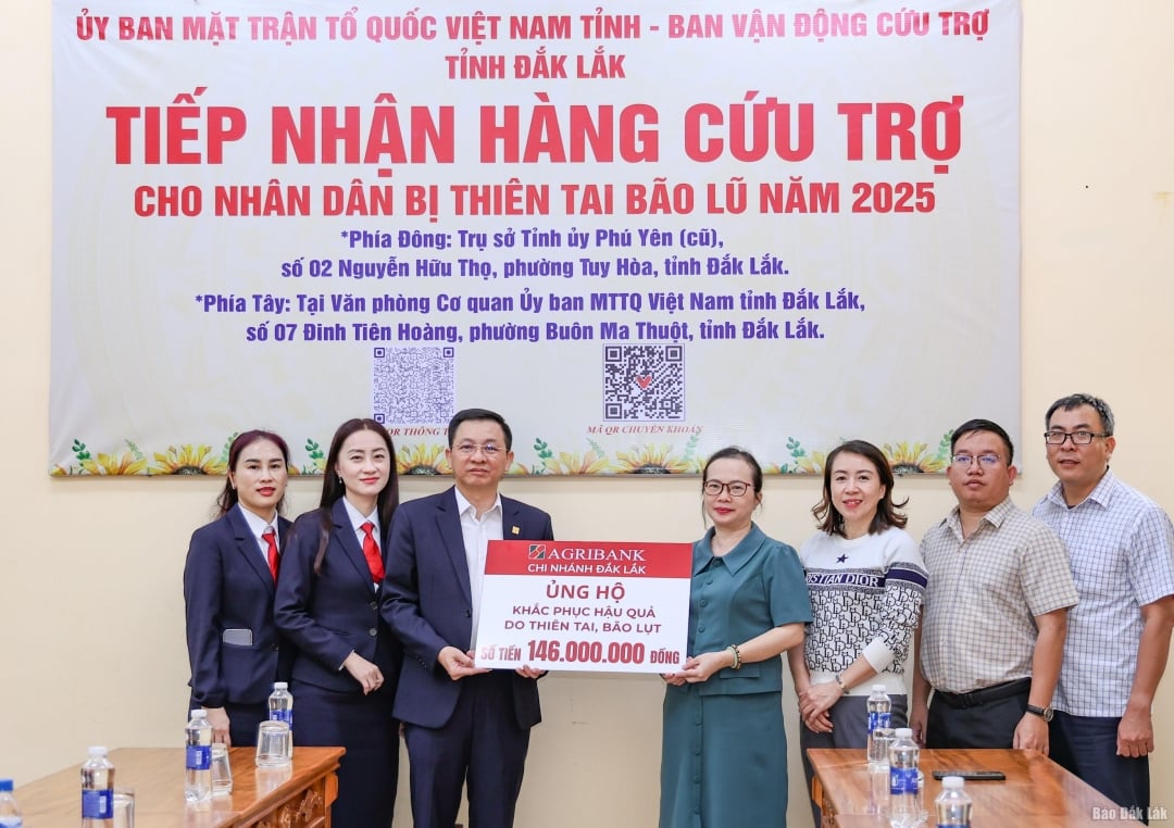 מנהיגי סניף אגריבנק דק לק העניקו כספי תמיכה לקורבנות השיטפונות לוועדת חזית המולדת של וייטנאם במחוז.