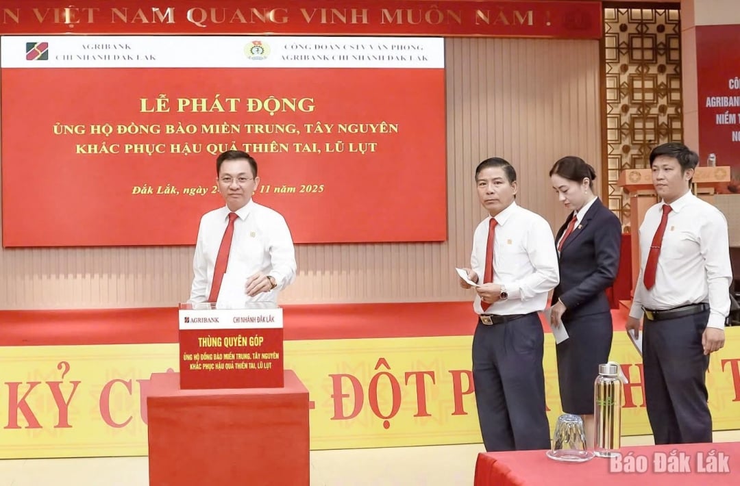 מנהיגי סניף אגריבנק דק לק השתתפו בטקס ההשקה כדי לתמוך באנשים באזורי המרכז והרמות המרכזיות להתגבר על השלכות אסונות טבע ושיטפונות.
