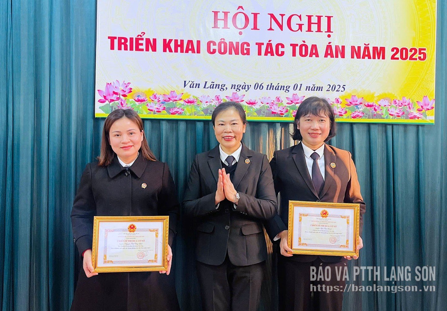 A Tartományi Népbíróság elnöke a „Folyamatosan Emuláló Harcos” címet adományozta kádereknek és köztisztviselőknek.