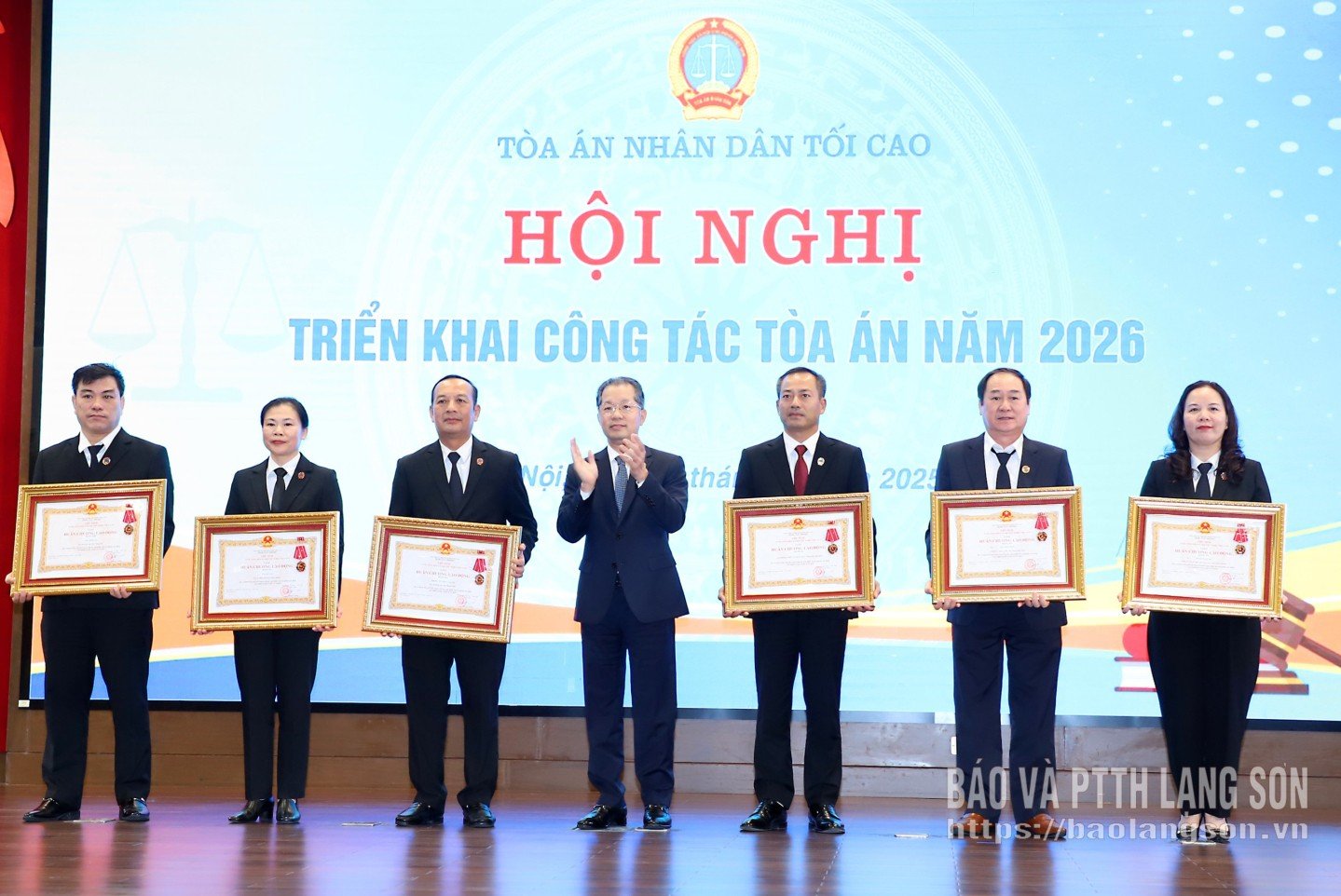 A Tartományi Népbíróság elnöke (balról a második) átvette a Büntetőbíróságtól a Másodosztályú Munkaérmet.