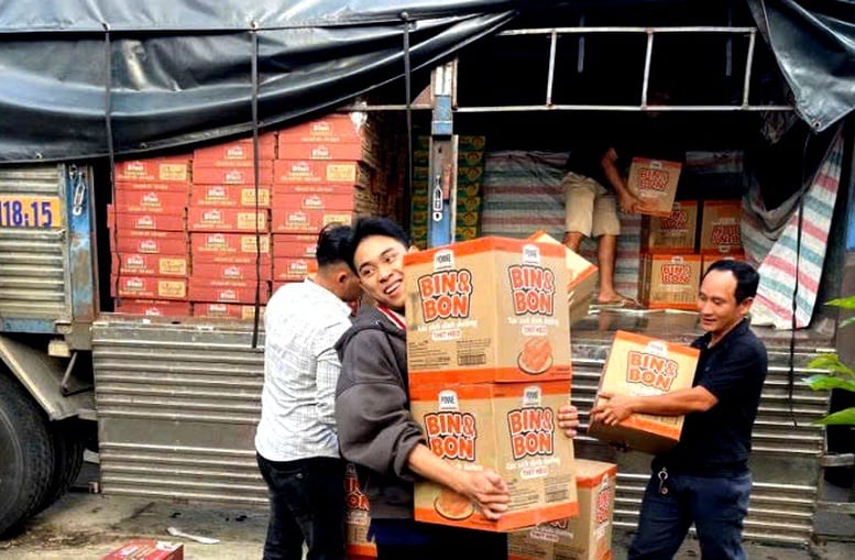 Masan Group sẻ chia cùng miền Trung: Hơn 124 tấn hàng thiết yếu được trao đến bà con vùng lũ- Ảnh 4.