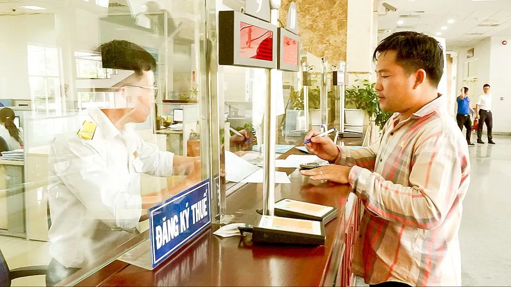 אנשים שמבצעים הליכי מס. צילום: הואנג הונג