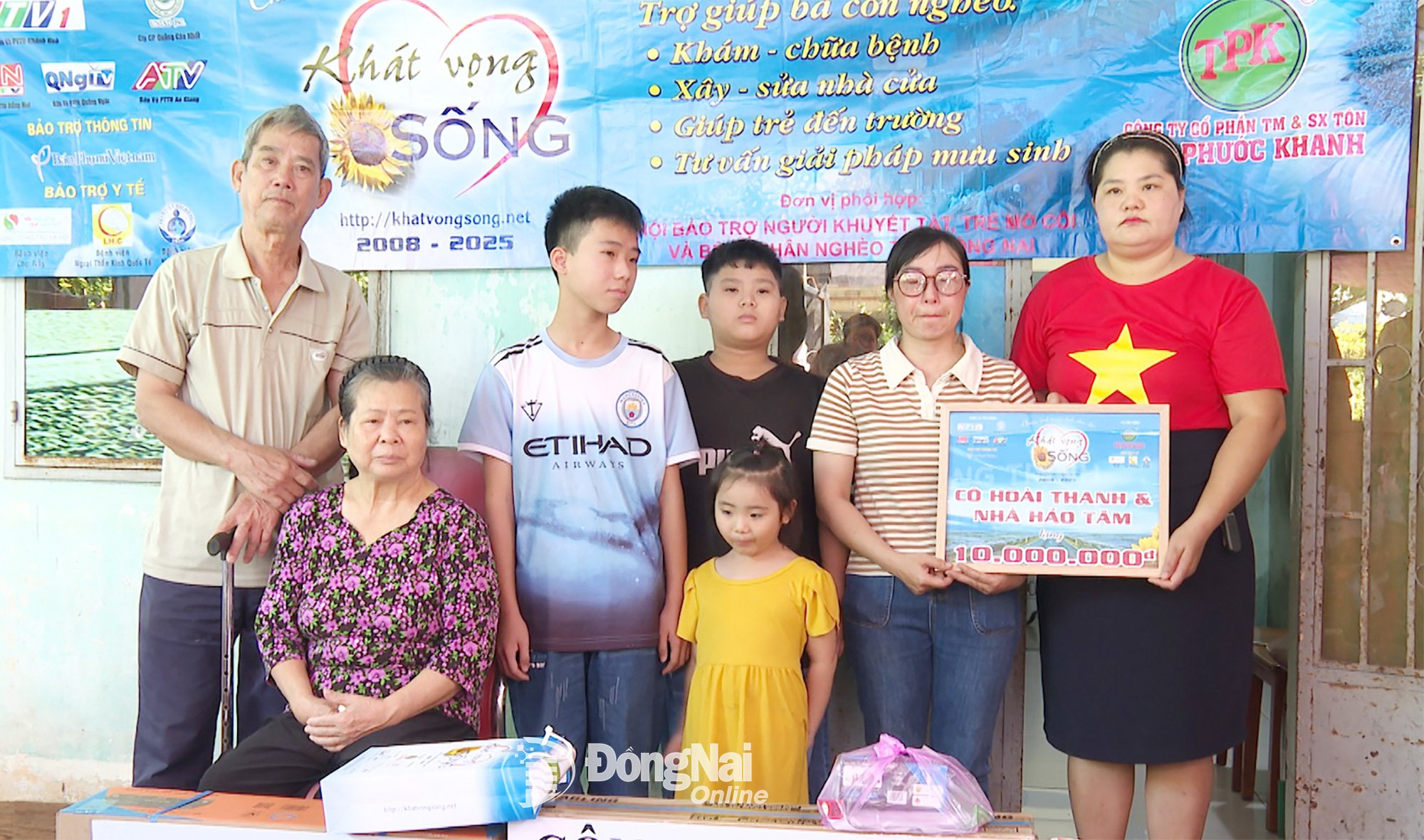 قدمت مجموعة هواي ثانه وفاعلو الخير (حي تين ثانه) لوحة تذكارية نموذجية بقيمة 10 ملايين دونج فيتنامي. تصوير: فو كوي.