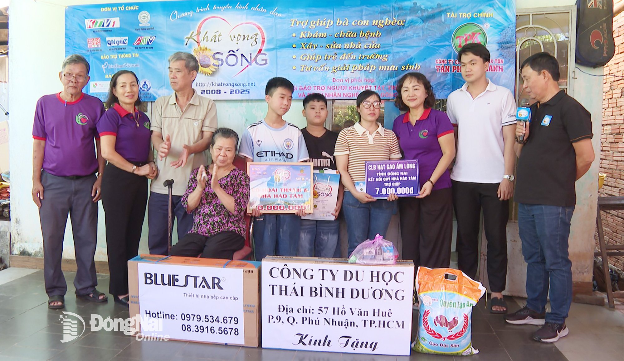 بعض الصور المؤثرة من الأندية والفرق والمجموعات التطوعية والمحسنين الذين يتبرعون بالمال والضروريات لمساعدة عائلة لينه على تجاوز محنتها. تصوير: فو كوي