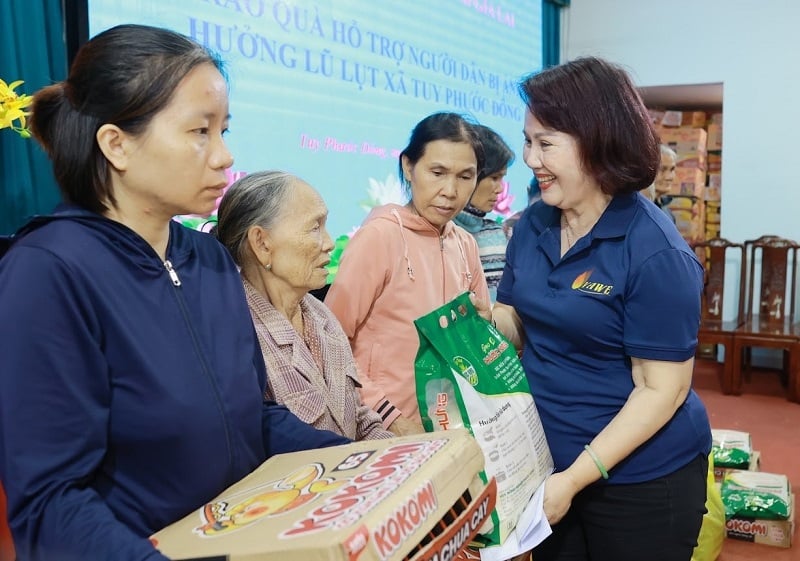 Bà Đồng Thị Ánh – Chủ tịch Hội Nữ doanh nhân tỉnh Gia Lai, trao quà cho người dân xã Tuy Phước Đông.