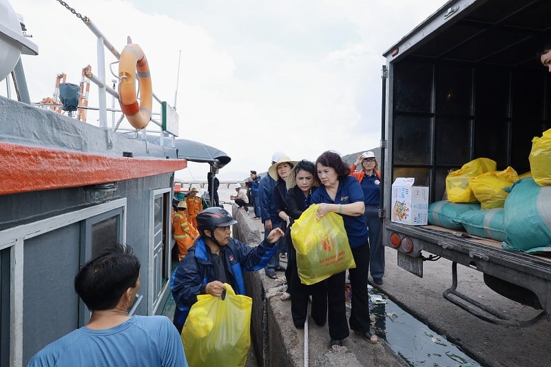 Các nữ doanh nhân Gia Lai chung tay chuyển quà tặng sang tàu để đến với làng chài Hải Minh.