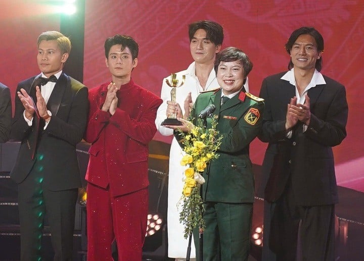 Режиссер Данг Тхай Хуен и актерский состав получили награду