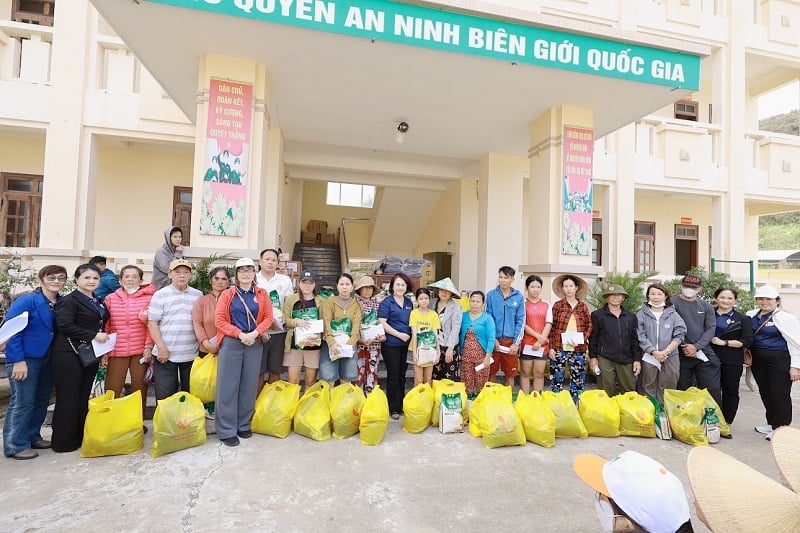 Những phần quà thiết yếu hỗ trợ kịp thời mong người dân làng chài Hải Minh sớm ổn định cuộc sống.