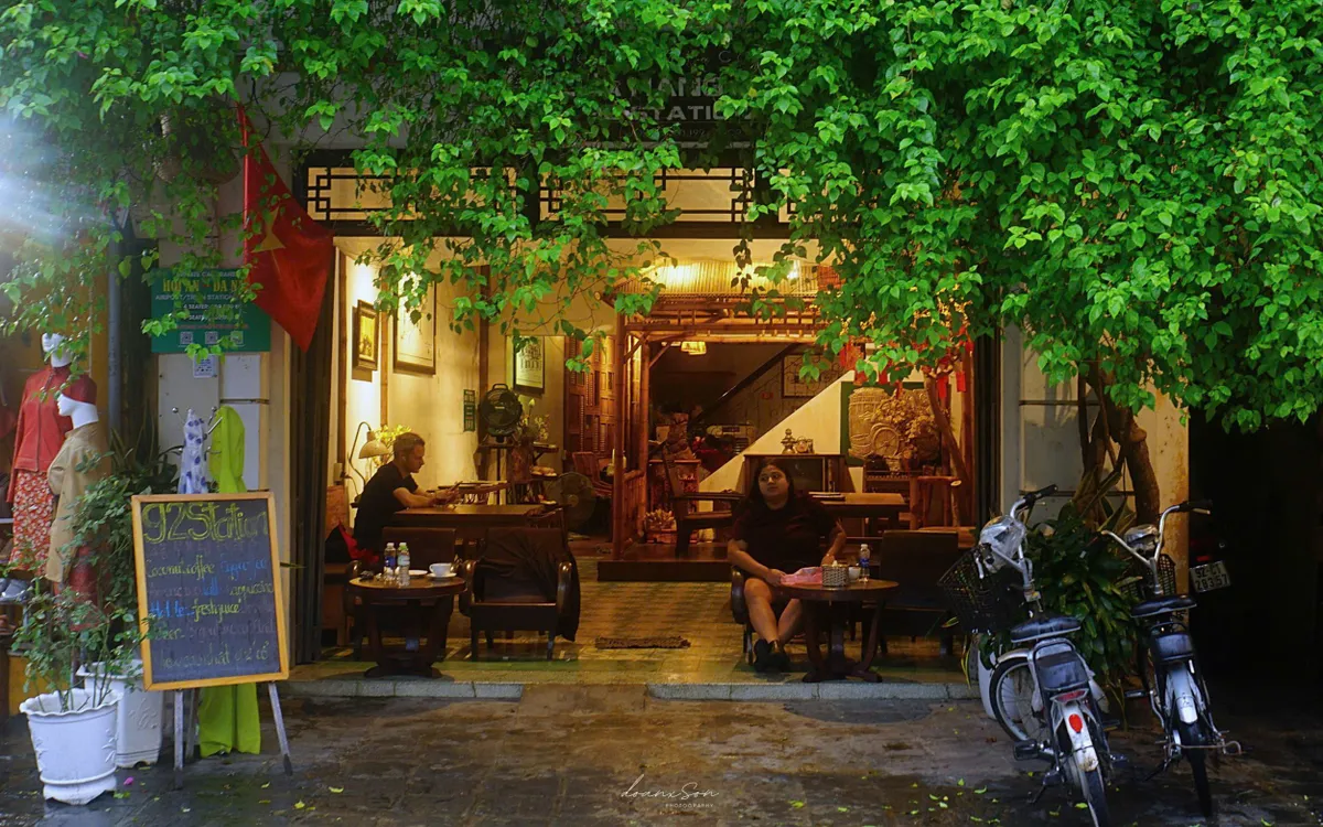 Hoi An ជាមួយនឹងទីក្រុងបុរាណដ៏ស្ងប់ស្ងាត់របស់ខ្លួន។ Hội An với phố cổ bình dị.