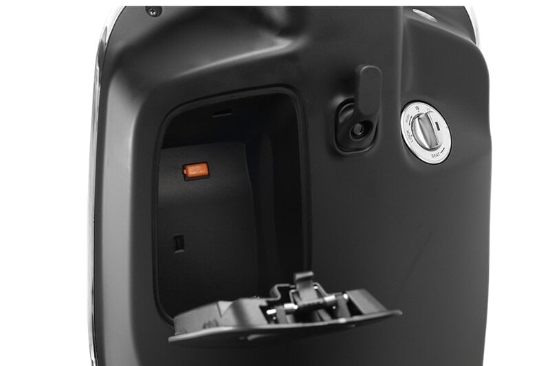 Bagasi depan dengan tutup dan port USB, nyaman di daerah perkotaan